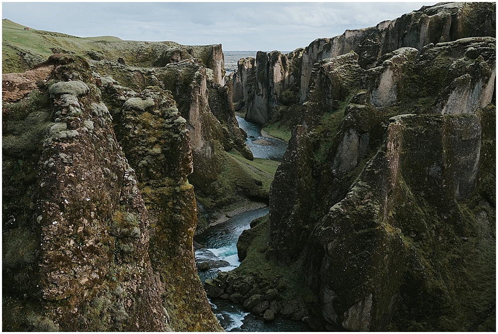 fjaðrárgljúfur canyon wedding 