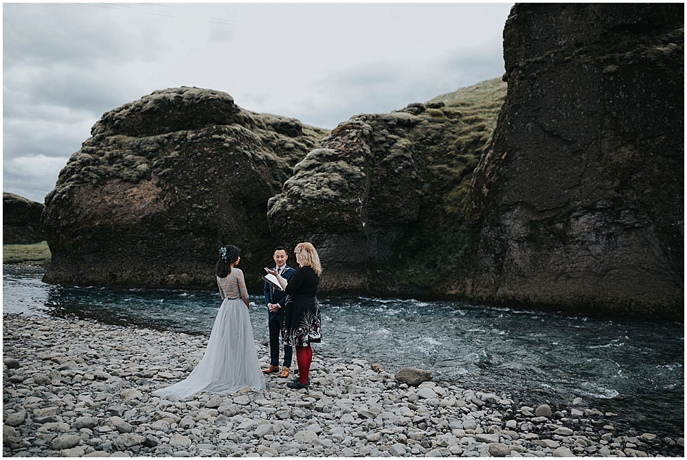fjaðrárgljúfur canyon wedding ceremony 