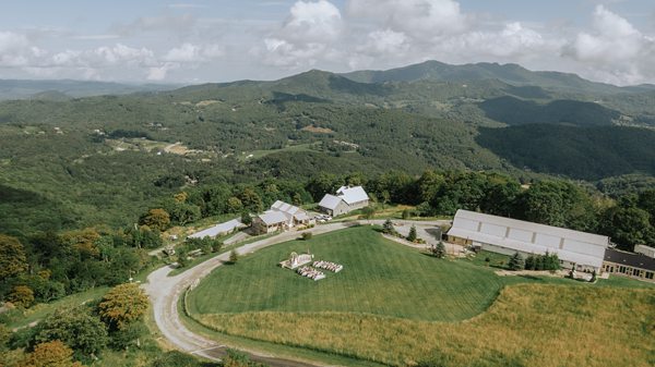 Boone Wedding Photographer Overlook Barn Banner Elk x